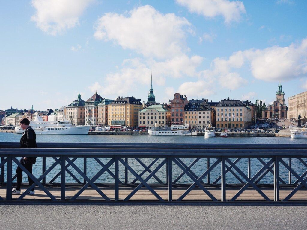 Stockholm på våren - vy över riddarholmen från söder mälarstrand