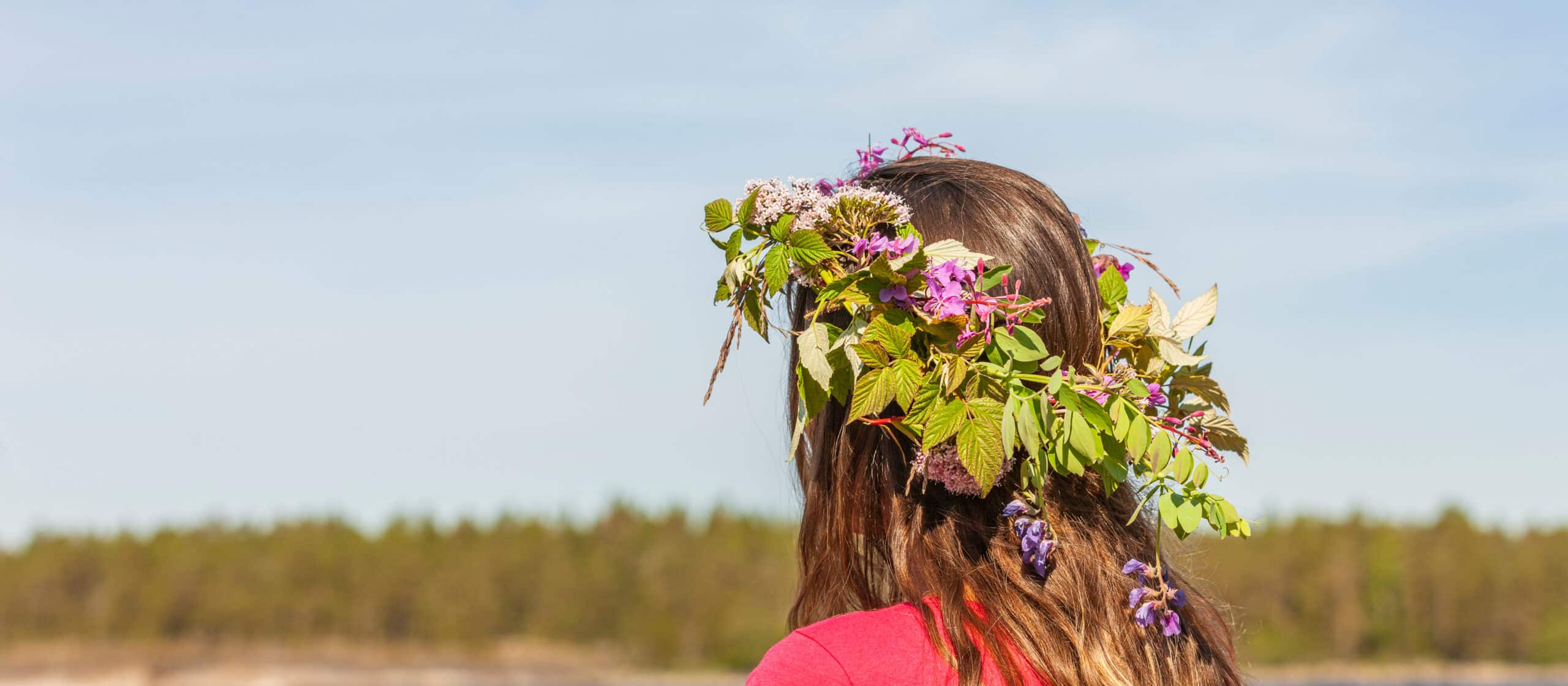 Blomsterkrans till midsommar – en traditionell midsommartradition i Stockholm