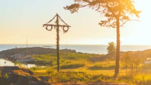 Midsommarstång vid havet i Stockholm skärgård under midsommar